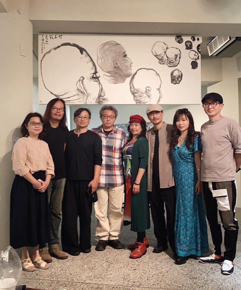 藝術家張秉正（右三）受台南新藝獎邀請展出14件水墨創作。圖／取自張秉正臉書