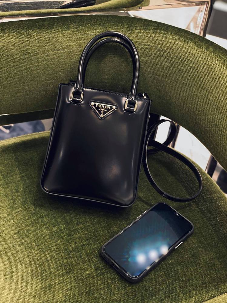 Prada新上市的小號拋光皮革手提袋系列，以類似購物袋的方正外型呈現。記者吳曉涵...