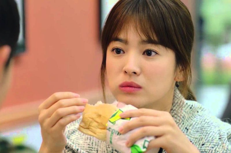 南韓女星宋慧喬在《太陽的後裔》中吃Subway潛艇堡。圖／取自劇照