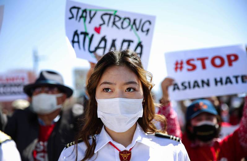美国加州洛杉矶韩国城廿七日发起「停止仇视亚裔集会游行」，抗议亚裔受到种族歧视和不公平对待。 法新社(photo:UDN)