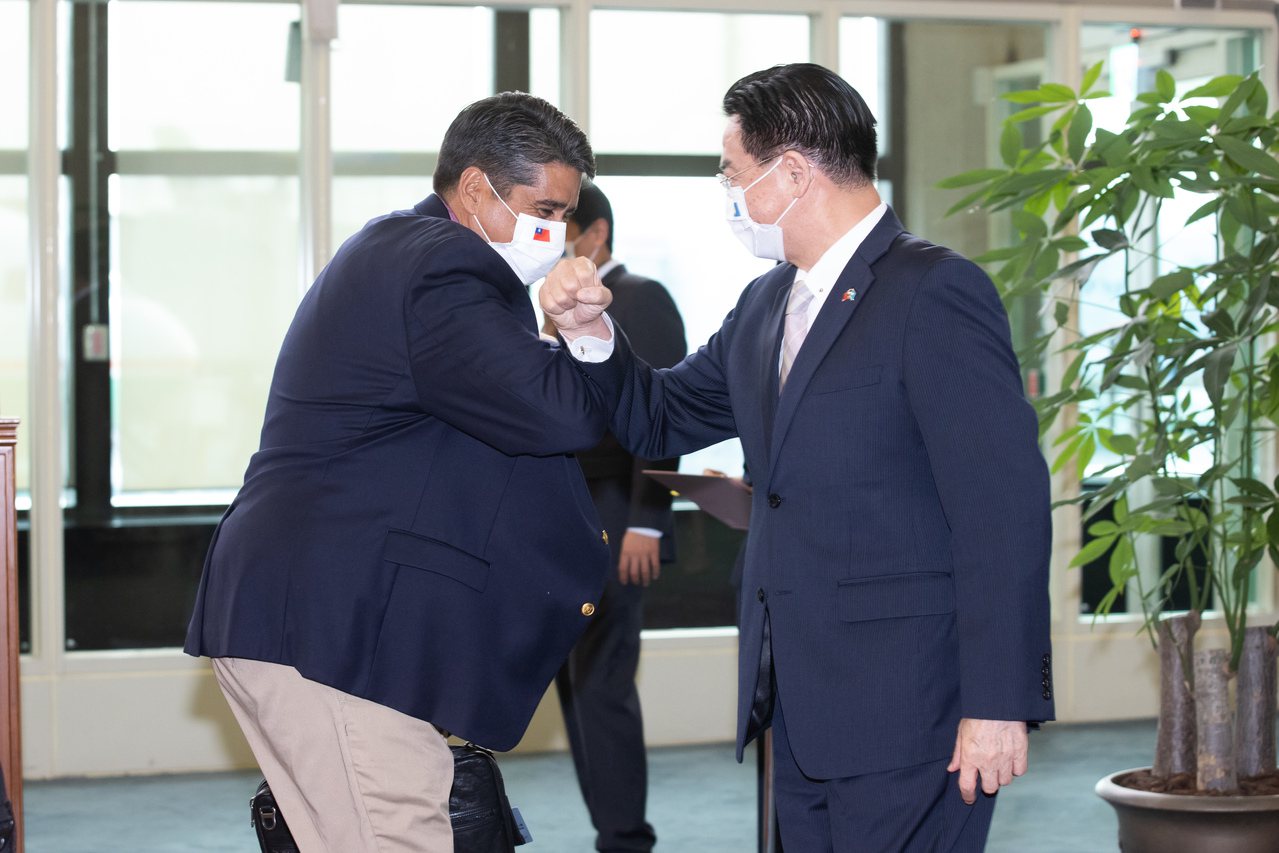 帛琉總統惠恕仁（左）廿八日下午搭機抵達桃園機場，下機後和外交部長吳釗燮（右）碰肘致意。記者季相儒／攝影