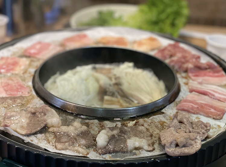 鋪滿各式肉在烤盤上「噗滋作響」，非常可口。 圖／旅遊美食特約萊點特別攝影
