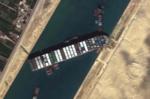 衛星照片顯示，長榮海運的超大型貨櫃輪「長賜號」27日仍卡在蘇伊士運河。法新社