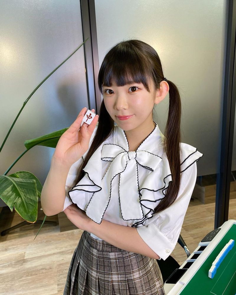 日本童顏巨乳偶像長澤茉里奈，最近宣布在職業麻將的測試中合格，成為「合法蘿莉麻將選手」。圖擷取自IG