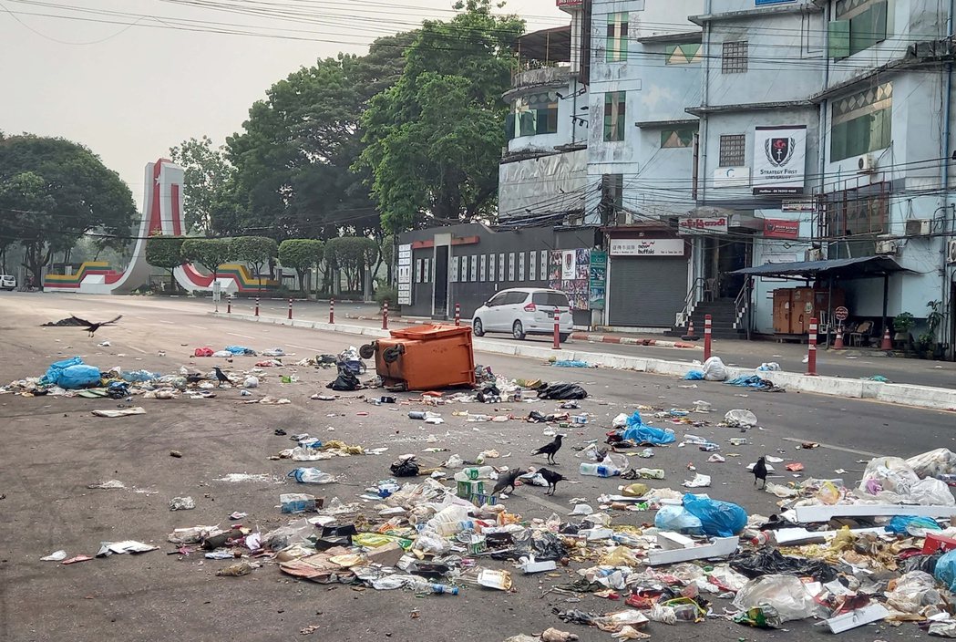 示威者將垃圾丟棄在仰光街頭，抗議軍政府。 圖／歐新社
