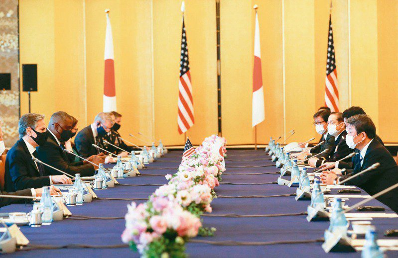美國國務卿布林肯（左）與國防部長奧斯丁（左二），日前與日本外相茂木敏充（右一）和防相岸信夫舉行2+2會談。法新社