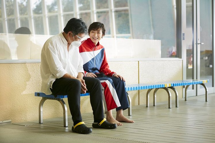 由是枝裕和（左）導演的電影「中間泳道」，記錄日本抗癌女泳將池江璃花子的復出過程。圖／SK-II提供