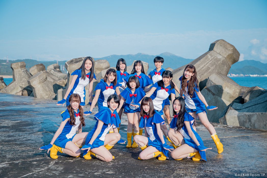 AKB48 Team TP穿上企鵝人偶裝在海邊大跳企鵝舞。圖／好言娛樂提供