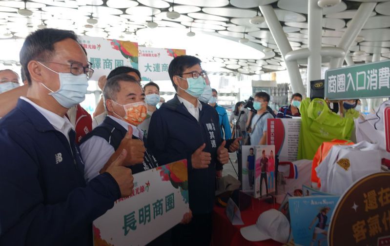 高雄市長陳其邁（左三）、立委李昆澤（左一）為高雄「2021春旅商圈觀光節」宣傳。記者楊濡嘉／攝影