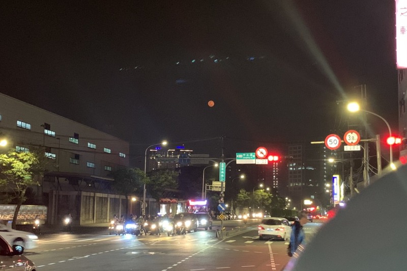 前天有不少民眾拍下俗稱「血月」的紅色月亮，引發網友討論。記者趙宥寧／攝影