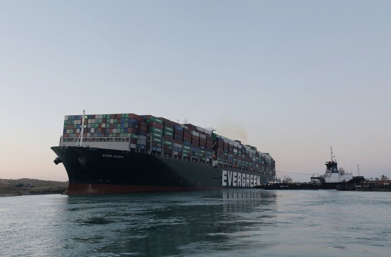 長榮海運超大型貨櫃輪長賜號29日脫困，蘇伊士運河隨即恢復通航。 法新社