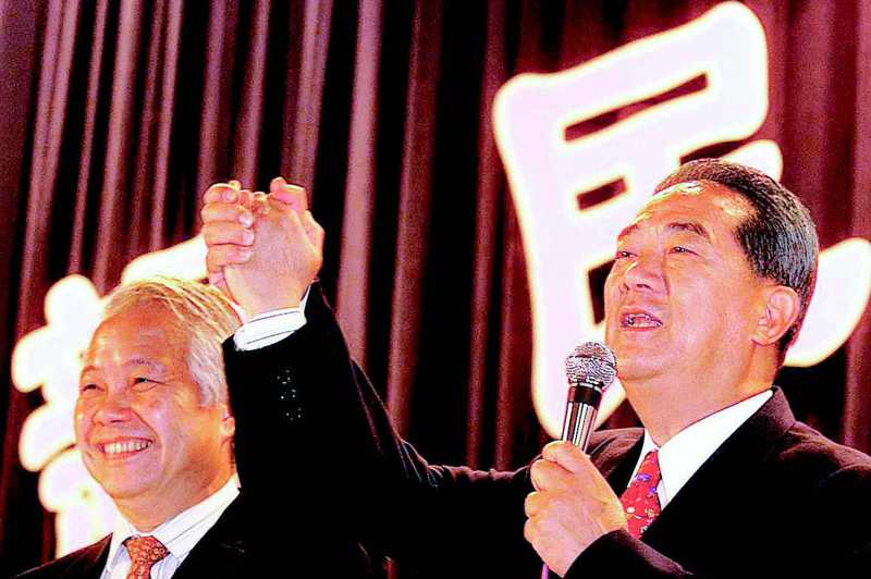 2000年3月31日，競選總統落敗的前省長宋楚瑜（右），在圓山飯店成立「親民黨」，他競選總統的搭檔張昭雄（左）也順利出任副主席。圖／聯合報系資料照片