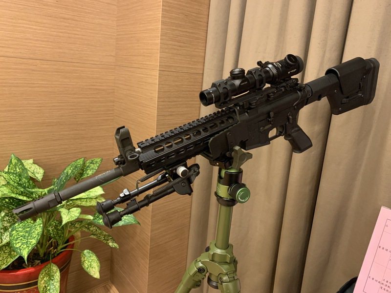 國安局特勤中心採購模組化戰術槍托應勤。 記者洪哲政／攝影