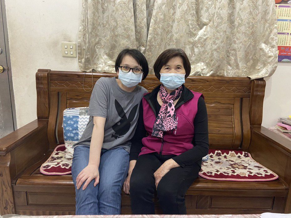 東元綜合醫院腎臟內科護理師張淑明（左）捐肝給自己的母親，報答養育恩情。圖／東元綜合醫院提供