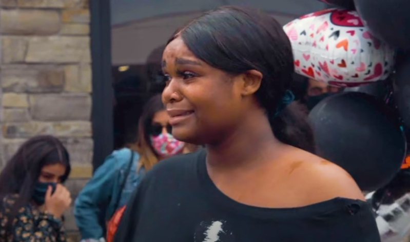 現年18歲的美國女孩佛拉澤，去年5月拍下美國黑人佛洛依德遭白人警察蕭文壓頸的畫面，後來上傳臉書，震驚全世界。圖為佛拉澤去年5月26日重回事發地點，參加抗議示威。擷自NowThis影片