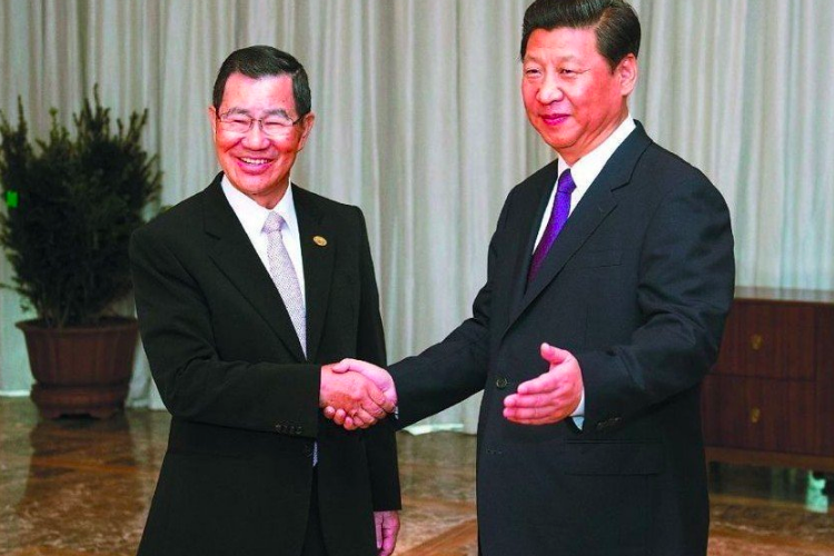 前副總統蕭萬長（左）今年不參加博鰲論壇，使得兩岸藉博鰲對話的契機一併消失。圖為2013年的博鰲論壇上，習近平和蕭萬長同框。中新社