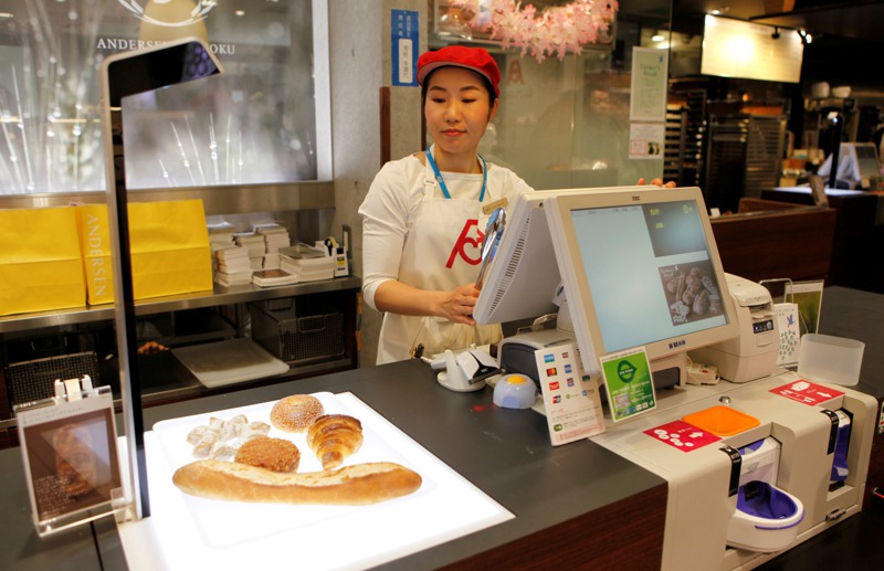 日本麵包店販賣種類多達上百種，「BakeryScan」能幫助店員省下記價格的麻煩，大幅提高結帳效率。路透