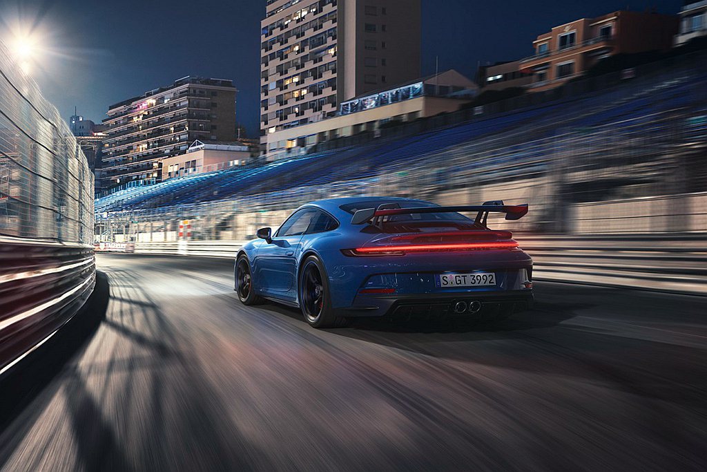 全新保時捷911 GT3擁有更快的320km/h極速表現，僅需3.4秒完成0-1...