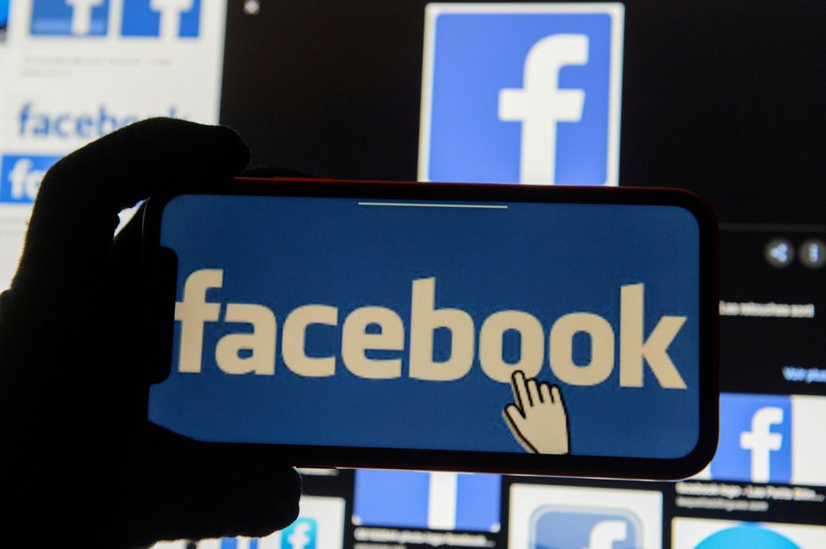 社群平台臉書（Facebook）今天宣布推出多項新功能，協助用戶在公開貼文中管理允許留言的對象，其中「最愛」及「最新動態」功能可讓用戶對在動態消息分享的內容擁有更多掌控權。 路透社