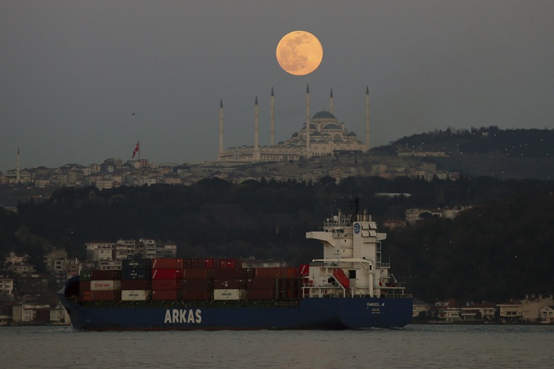 長賜號的擱淺和脫困均因月球引起的潮汐作用，圖為28日在伊斯坦堡上空的超級月亮。美聯社