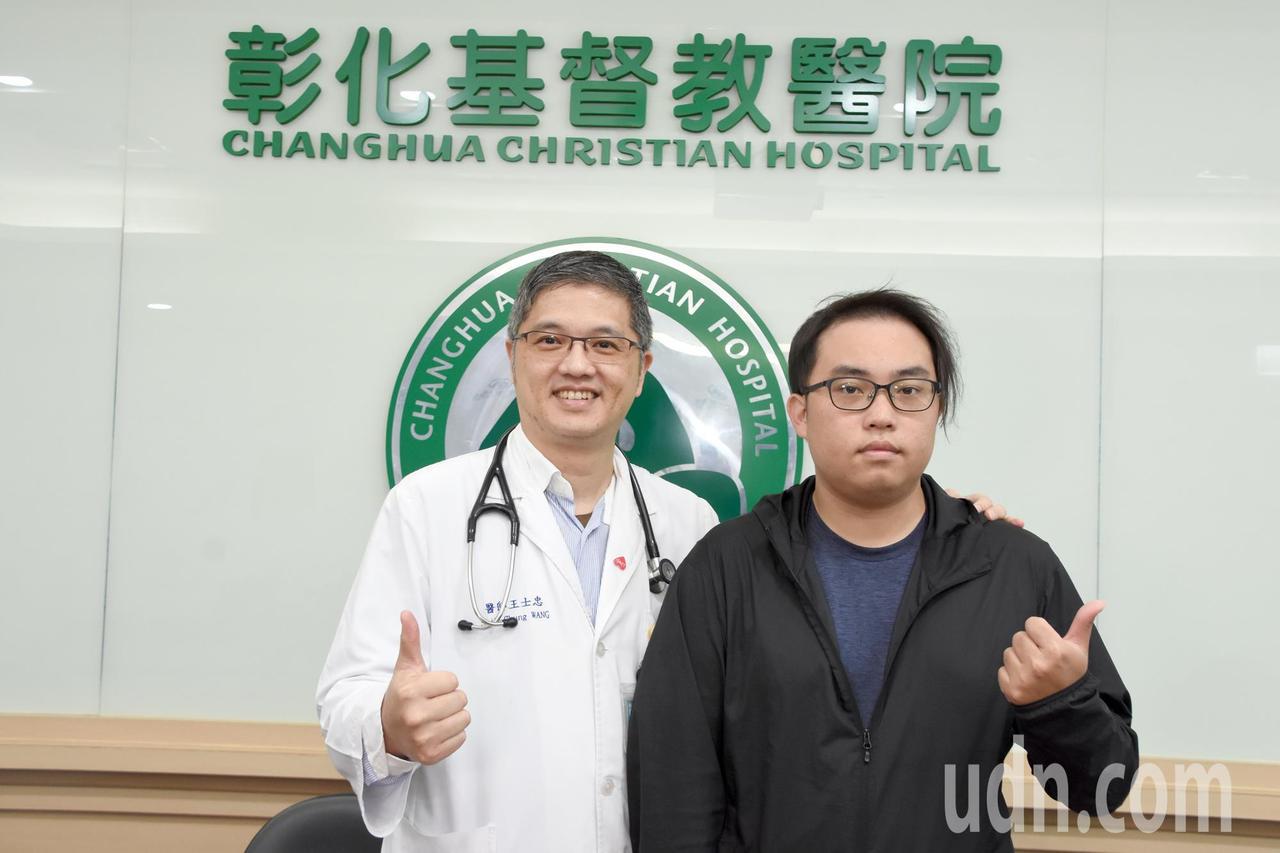 20歲男大生蕭承揚（右）是彰基第一例半合血液幹細胞移植個案。記者林敬家／攝影