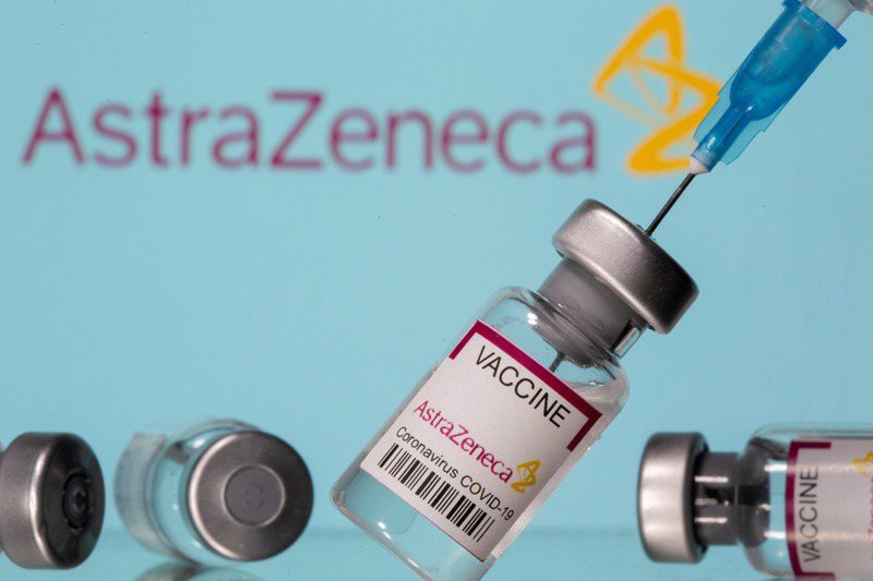 英國牛津大學與阿斯特捷利康藥廠合作研製的新冠肺炎疫苗，3月25日經歐盟監管單位批準更名「Vaxzevria」。路透