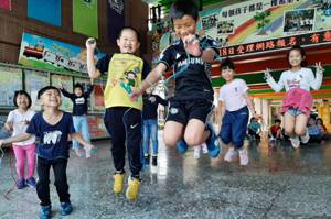 嘉義市林森國小於兒童節送給每一位學童跳繩，希望跳出健康與活力。圖／林森國小提供