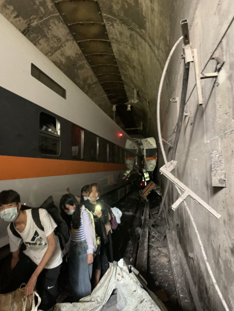 台鐵太魯閣號於大清水隧道出軌。 圖／國搜中心提供