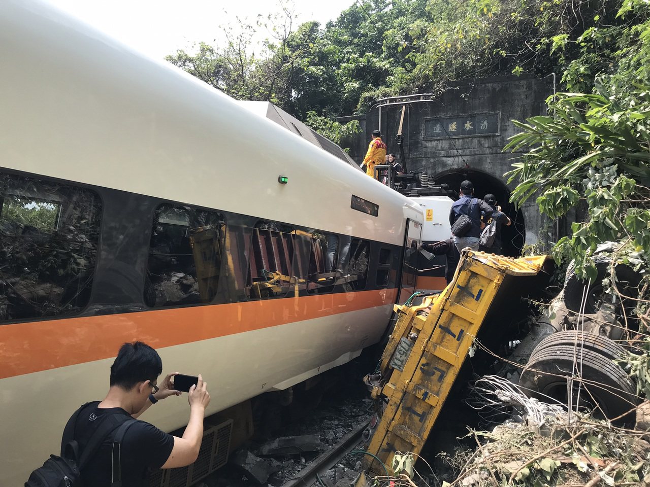 開往台東的408次太魯閣號列車因撞擊工程車造成出軌事故。記者王燕華／攝影