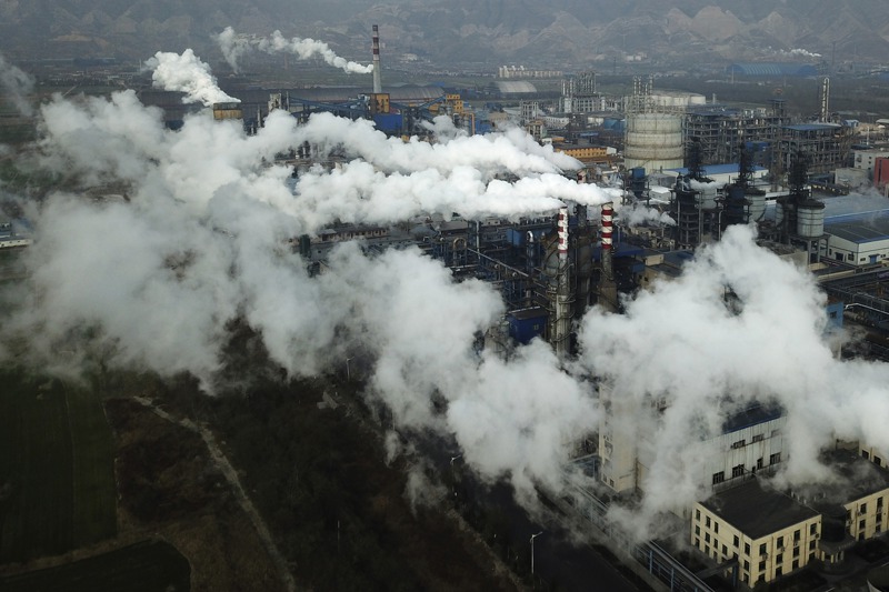 去年9月22日大陸國家主席習近平在第75屆聯合國大會上公開承諾，中國將力爭在2060年前實現碳中和，圖為中國山西省河津市的煤炭加工廠冒出陣陣濃煙。美聯社