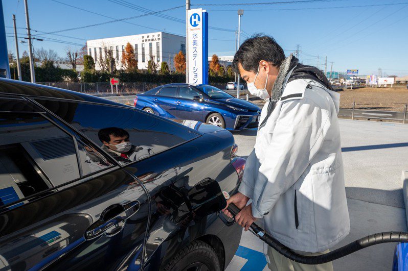 日本政府去年宣示2050年成為零排碳國家以後，鼓勵民間投資氫能設備，圖為燃料電池汽車加氫氣的狀況。圖／岩谷產業提供