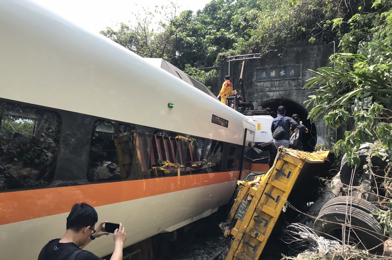 台鐵408次太魯閣號出軌事故，死亡人數到2日晚間已達50人。記者王燕華／攝影