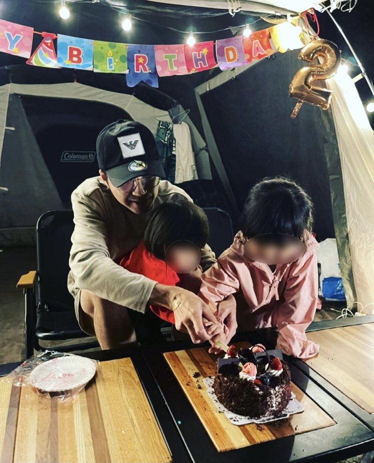江宏傑（左）分享與一雙兒女露營慶生照。圖／摘自IG