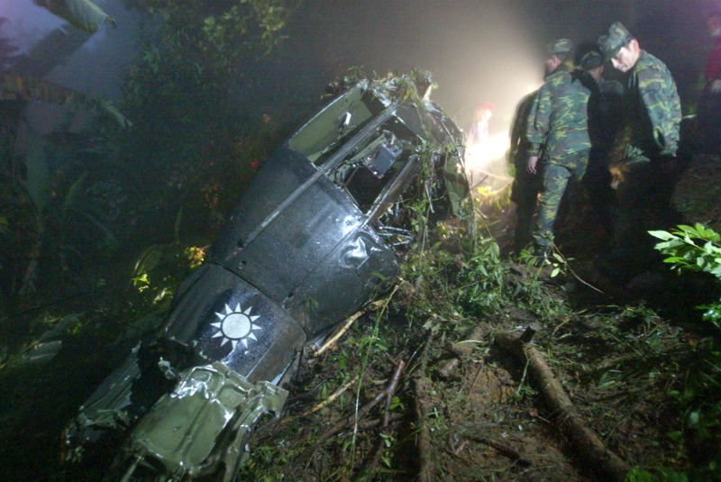 2007年04月03日，陸軍一架UH1H運輸直升機傍晚因為濃霧，撞擊位在高雄中寮山的警廣電塔後墜毀，造成8人罹難。圖／聯合報系資料照片