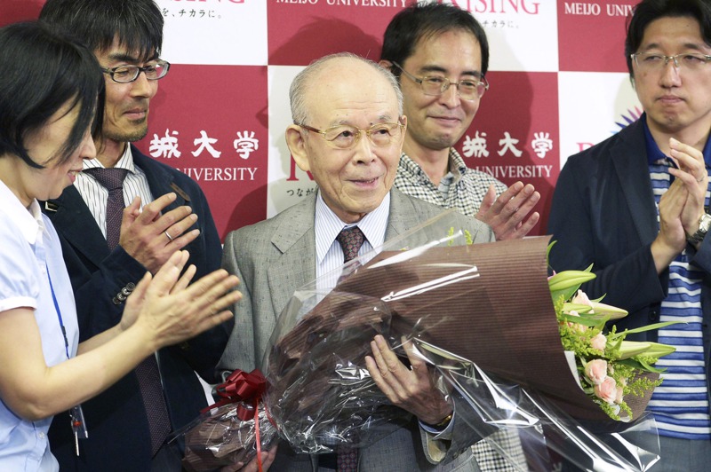 赤崎勇2014年獲諾貝爾獎時，赤崎已85歲，是日本歷來諾貝爾得主中年紀最大的一人。路透