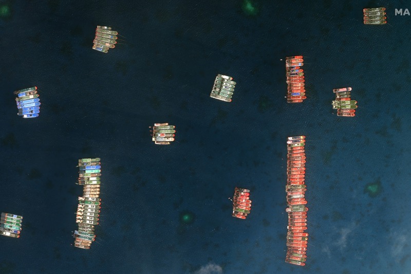 自3月7日以來，有大批中國大陸船隻集結南海牛軛礁附近，圖為衛星影像公司Maxar提供的3月23日衛星影像。美聯社