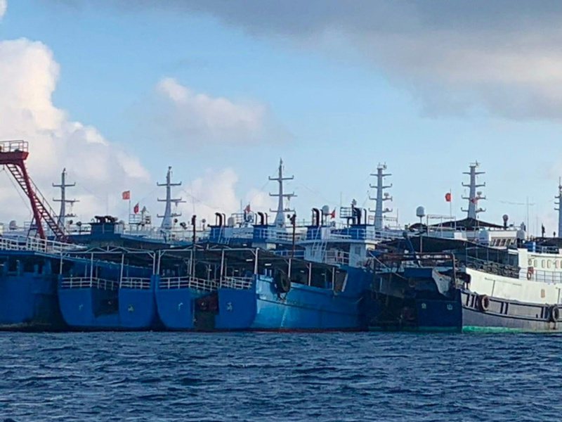 大批身分不明的中國船隻占據南沙群島牛軛礁海域，引起菲律賓強烈抗議。 圖／路透社資料照