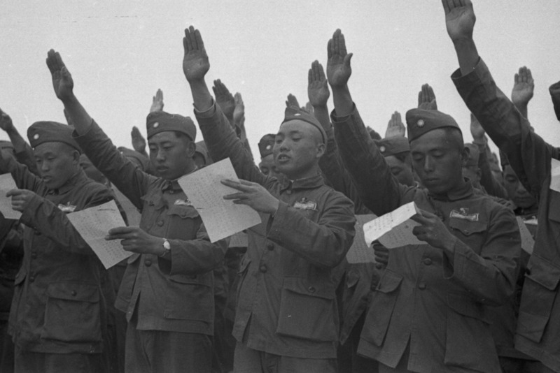 全體反共義士從軍報國宣誓典禮，圖為會中義士們舉手宣讀誓詞。圖／聯合報系資料照片