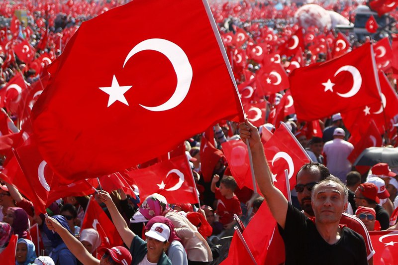土耳其2016年夏天發生流產政變後，總統厄多安在伊斯坦堡發起支持他的大遊行。路透