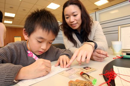 亞洲約有65%的父母會在孩子十歲以下時開始進行理財教育，可見多數家長認同培育金錢觀要從小做起。（本報系資料庫）