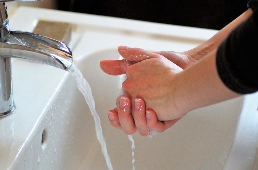 對於防疫期間應勤洗手，也應隨手關龍頭。例如在搓洗雙手過程中務必先關上水龍頭。 圖...