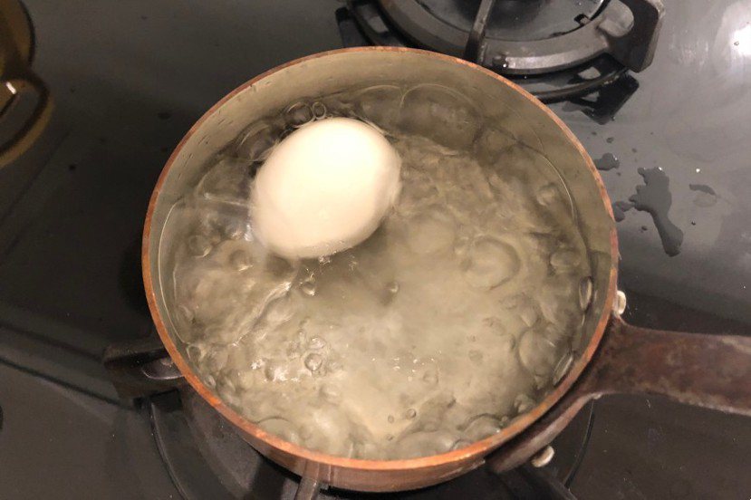生蛋以滾水煮10分鐘至全熟，成為水煮蛋 圖／郭宏軒 攝影