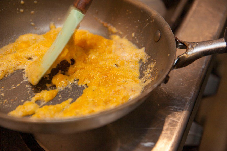 熱一平底鍋，入油１小匙，放入鹹蛋黃以湯匙壓碎 圖／郭宏軒 攝影