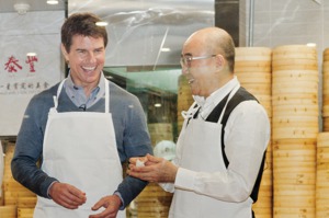 好萊塢巨星湯姆克魯斯（左）在台北101，與鼎泰豐董事長楊紀華（右）一起穿起圍裙包小籠包體驗台灣美食文化。圖／聯合報系資料照片