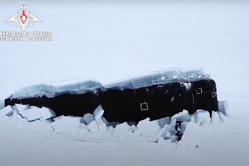俄羅斯國防部3月26日釋出參加「白熊-2021」遠征行動的核子動力潛艦破冰上浮影像。美聯社