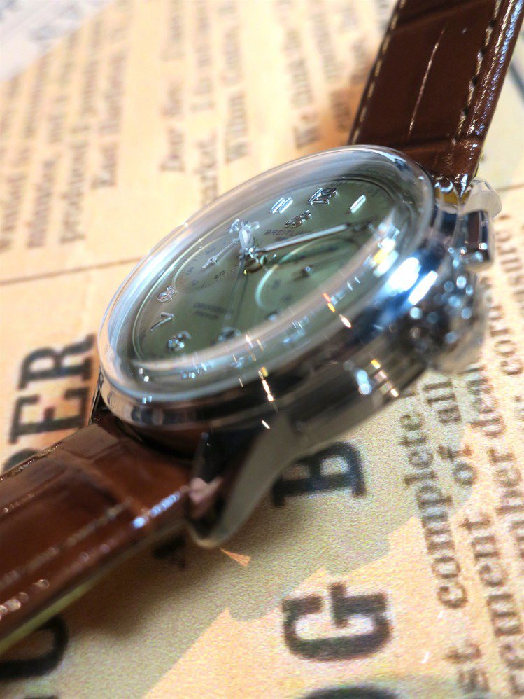 Premier系列腕表採用弧形的藍寶石水晶玻璃鏡面，線條柔美懷舊而復古。記者 / 釋俊哲攝影。
