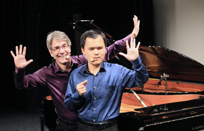 美籍鋼琴教授范德騰（左）與視障鋼琴家許哲誠（右）去年推出「聲聲不息」雙鋼琴說唱音樂會，深受好評。圖／聯合數位文創提供