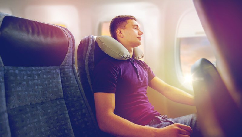 空姐說靠在飛機窗邊睡覺是禁忌。圖／取自：ingimage（示意圖）