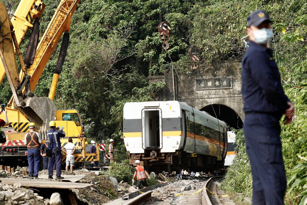 台鐵太魯閣號4月2日在花蓮清水隧道疑因撞上工程車出軌，造成重大傷亡。  圖／歐新社