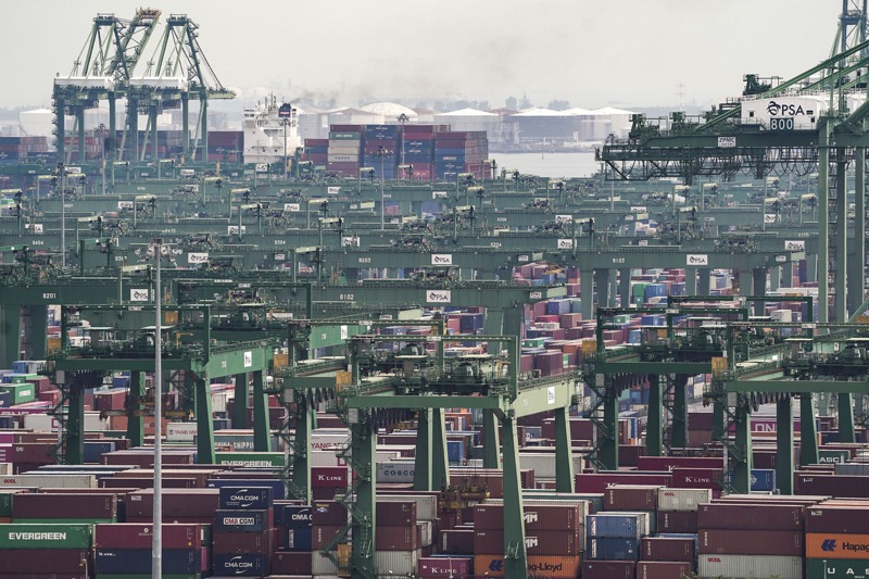 新加坡港區的大批貨櫃和起重機。歐新社